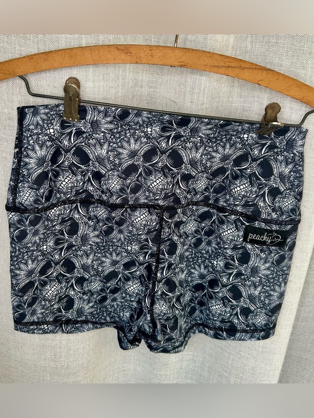 Peachy Athletic Extra Peachy Black White Leaves Skulls  GUC Medium